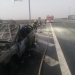 Trei persoane autoevacuate dintr-o mașină în flăcări