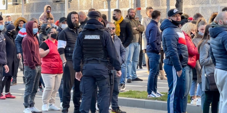 FOTO Oamenii au strigat „fără carantină” și „libertate”