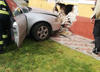 Accident rutier în Timiș. A dărâmat zidul unei case cu mașina