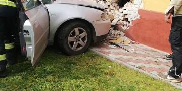 Accident rutier în Timiș. A dărâmat zidul unei case cu mașina