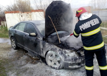 A luat foc în mers. Un autoturism s-a făcut scrum într-o localitate din Timiș