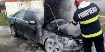 A luat foc în mers. Un autoturism s-a făcut scrum într-o localitate din Timiș