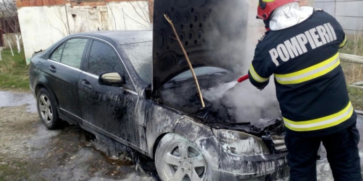 A luat foc în mers. Un autoturism s-a făcut scrum într-o localitate din Timiș