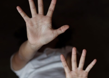 Fetiță din Timișoara, abuzată sexual de ambii părinți