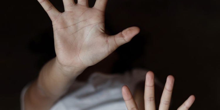 Fetiță din Timișoara, abuzată sexual de ambii părinți