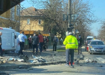 VIDEO Accident cu trei victime după ce un șofer a trecut la roșu