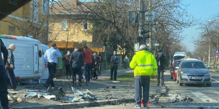 VIDEO Accident cu trei victime după ce un șofer a trecut la roșu