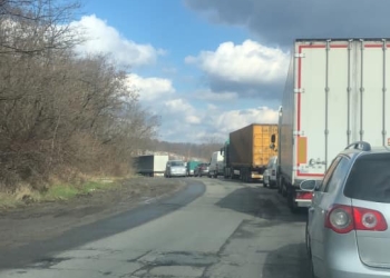 În coloană de mașini ca la nuntă, pe tronsonul dintre Coșava și autostradă