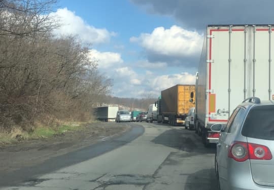 În coloană de mașini ca la nuntă, pe tronsonul dintre Coșava și autostradă
