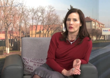 Consiliera locală USR+ indignată că presa i-a publicat averea deține 6 case, 7 terenuri și sute de mii de euro în bănci