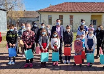 Elevii din Ionel au primit tablete din partea unuia dintre cei mai tineri fermieri din Timiș