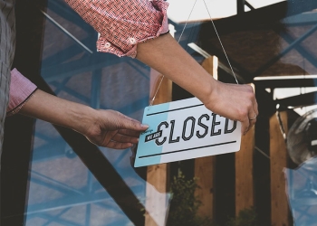 Ministrul Lucian Bode propune suspendarea activității barurilor și cluburilor care încalcă regulile