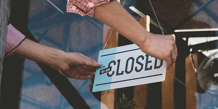 Ministrul Lucian Bode propune suspendarea activității barurilor și cluburilor care încalcă regulile