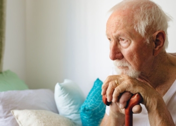 Crucea Roșie Timiș a împărțit pachete cu săpun, hârtie igienică și detergent bătrânilor