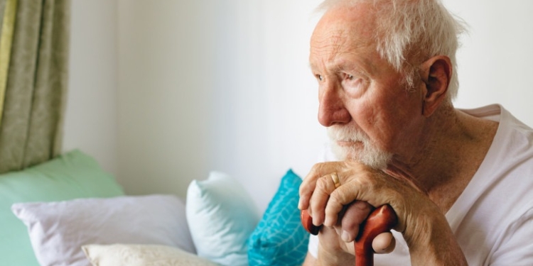 Crucea Roșie Timiș a împărțit pachete cu săpun, hârtie igienică și detergent bătrânilor