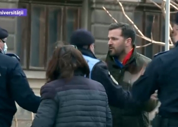 VIDEO! Un bărbat a fost săltat de jandarmi la manifestația anti-restricții