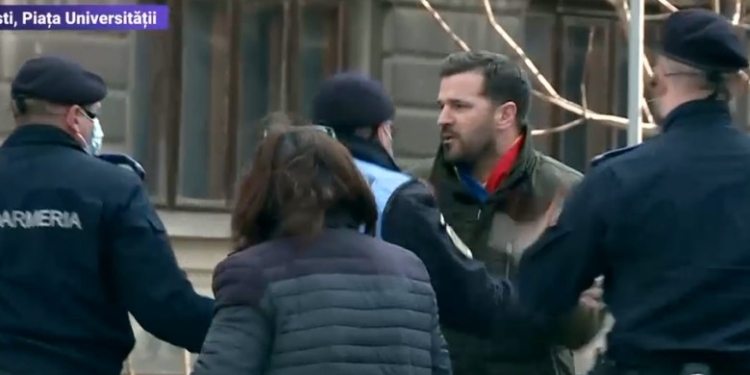 VIDEO! Un bărbat a fost săltat de jandarmi la manifestația anti-restricții