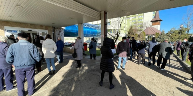 Coadă la vaccinare, la primul centru non-stop din țară, deschis la Timișoara