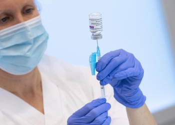 CNCAV: Cazurile de tulburări de coagulare au apărut la un număr redus de pacienți vaccinați. România va continua vaccinarea cu AstraZeneca