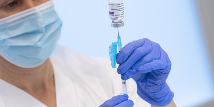 CNCAV: Cazurile de tulburări de coagulare au apărut la un număr redus de pacienți vaccinați. România va continua vaccinarea cu AstraZeneca