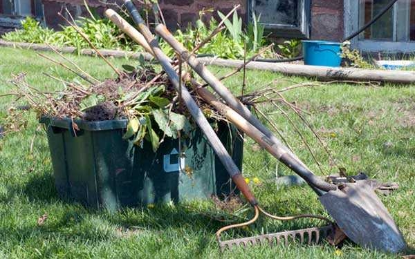 Nu se mai ridică deșeurile vegetale pentru că primăria nu a semnat contractul