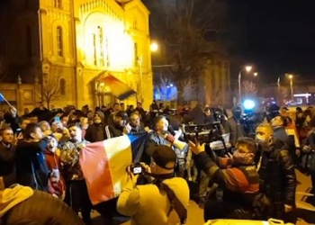 “Ieşi afară, javră ordinară” – nou protest în fața casei lui Dominic Fritz