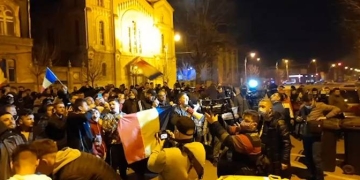 “Ieşi afară, javră ordinară” – nou protest în fața casei lui Dominic Fritz
