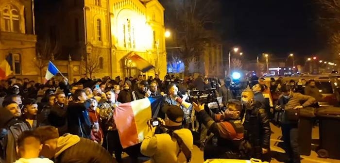 “Ieşi afară, javră ordinară” – nou protest în fața casei lui Dominic Fritz