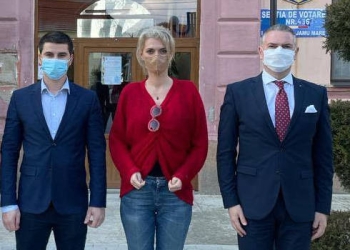 Un senator și un deputat, în vizită la Jamu Mare. Vicepreședintele Senatului, Alina Gorghiu și deputatul Ben Oni Ardelean sunt alături de comunitatea condusă de Petre Gagea