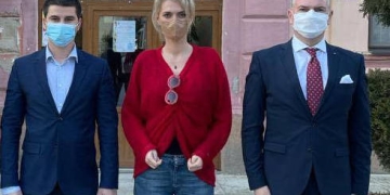 Un senator și un deputat, în vizită la Jamu Mare. Vicepreședintele Senatului, Alina Gorghiu și deputatul Ben Oni Ardelean sunt alături de comunitatea condusă de Petre Gagea