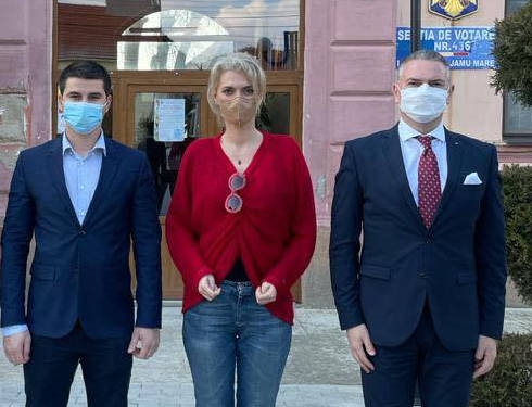 Un senator și un deputat, în vizită la Jamu Mare. Vicepreședintele Senatului, Alina Gorghiu și deputatul Ben Oni Ardelean sunt alături de comunitatea condusă de Petre Gagea