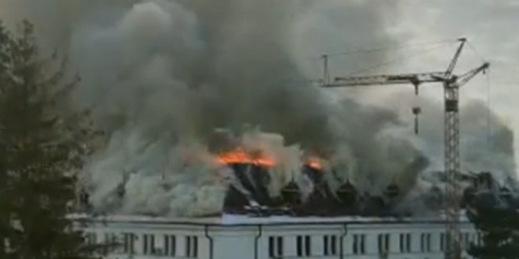 VIDEO Un incendiu violent a izbucnit în clădirea Consiliului Județean Suceava