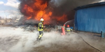 VIDEO Incendiu violent la halele industriale din Arad! Există risc de propagare