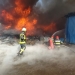 VIDEO Incendiu violent la halele industriale din Arad! Există risc de propagare