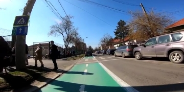 VIDEO Șoferi ”săraci cu duhul”. Pista de biciclete de la școala ”Sf. Antim Ivireanul”, transformată în parcare