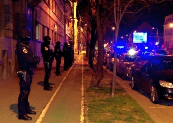 Zeci de amenzi după protestul de noapte față de purtarea măștii și noile restricții