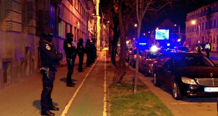 Zeci de amenzi după protestul de noapte față de purtarea măștii și noile restricții