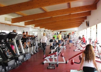 “Infractori” prinși la Dumbrăvița că făceau sport în sală pe carantină