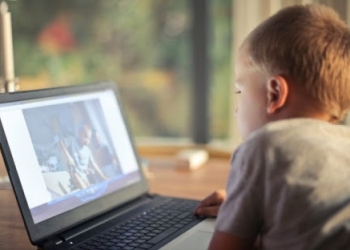 Aproape 2.000 de elevi din Timiș au primit laptop-uri noi