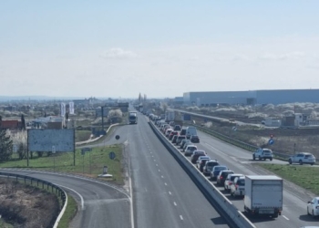 Aglomerație pe sensul de ieșire și intrare în Timișoara dinspre autostradă. Cozi de mașini  interminabile