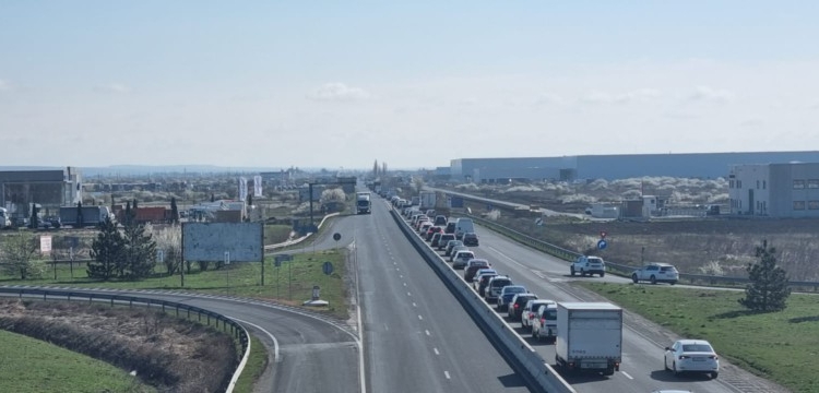 Aglomerație pe sensul de ieșire și intrare în Timișoara dinspre autostradă. Cozi de mașini  interminabile