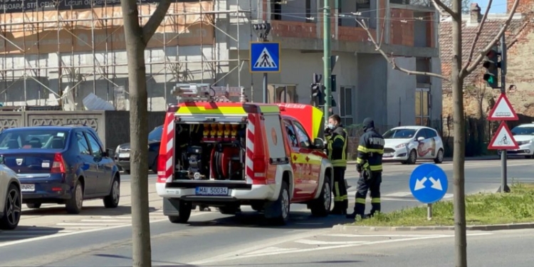 O mașină de pompieri a dat traficul peste cap pe o arteră principală din Timișoara