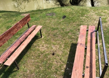 VIDEO Bănci și coșuri de gunoi rupte și aruncate în foc. Dezastru lăsat în urmă în una din cele mai bogate comune din Timiș