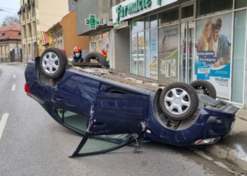 O persoană a fost lovită pe trotuar de o mașină care s-a răsturnat. Șoferul a ajuns la spital
