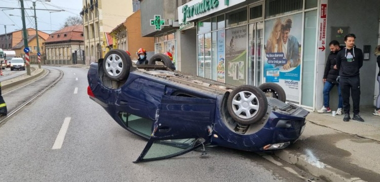 O persoană a fost lovită pe trotuar de o mașină care s-a răsturnat. Șoferul a ajuns la spital