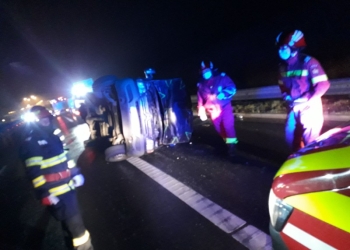 Accident pe autostradă în miezul nopții, între două microbuze