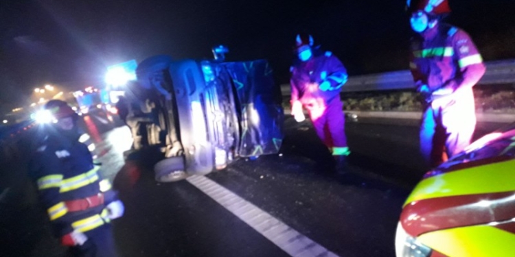Accident pe autostradă în miezul nopții, între două microbuze