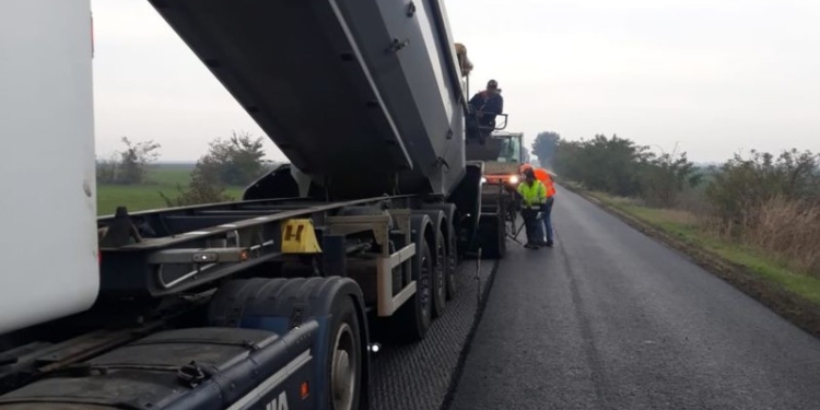 DRDP asfaltează un sector de drum național din vestul țării. Se anunță restricții de viteză