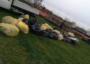 Zeci de saci de gunoaie adunate de voluntari într-o comună din Timiș