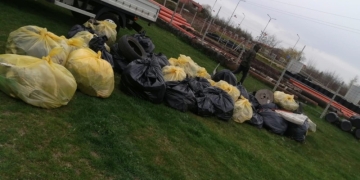 Zeci de saci de gunoaie adunate de voluntari într-o comună din Timiș